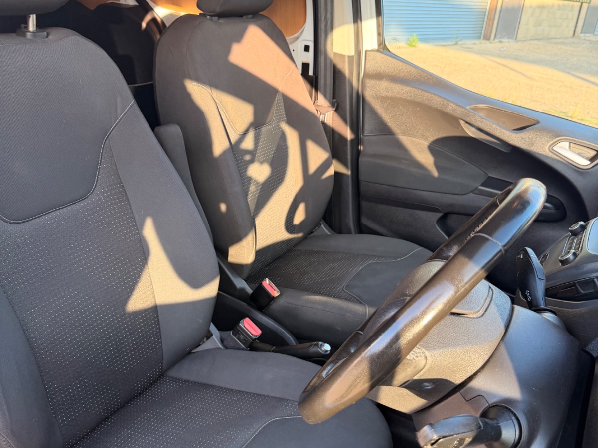 2022 FORD TRANSIT Courier — photo 10